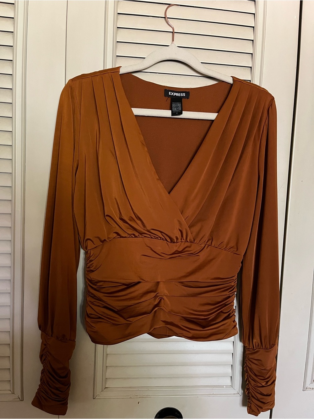Express Rust Silky V-Neck Ruched Top - Picture 4 of 7